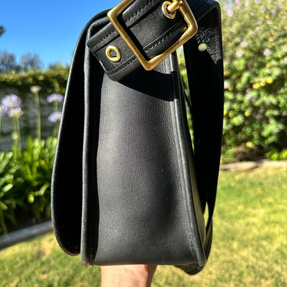 Coach Stewardess - Picture 5 of 11